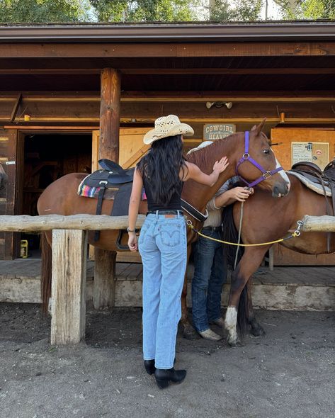 RANCH GIRL SUMMER!!! Got to gallop through beaver creek mountain on my 🐴, hiked a beautiful trail and lots of dressing up for huge dinner parties 💃🏻 last summer was euro Judy and surfer Judy but this summer I’ve been very granola lately with camping, white water rafting, horseback riding etc and I’m here for it 🪵 @macys #macys #granolagirl #ranchlife #beavercreek #macysstylecrew #macyssummerhits Horse Back Riding Outfits Women, Trail Riding Outfit, Trail Ride Outfit, Mountain Cowgirl, Horseback Riding Aesthetic, Napa Bachelorette, Nashville Vibes, Horseback Riding Outfit, Ranch Girl