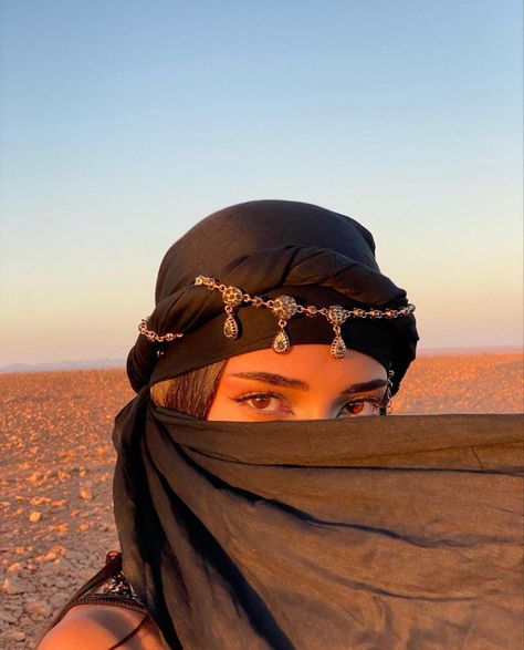 Cr: iamnardjes Nas Hip Hop, Arabian Nights Aesthetic, Algerian Jewelry, Desert Photoshoot Ideas, Desert Outfit, Algerian Culture, Egypt Aesthetic, Desert Photoshoot, Arab Beauty