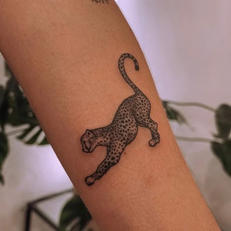 Traditional Tattoo Arm, Jaguar Tattoo, Leopard Tattoos, Girl Arm Tattoos, Tattoo Project, Dainty Tattoos, Black Ink Tattoos, Tattoo Sleeve Designs, Feminine Tattoos