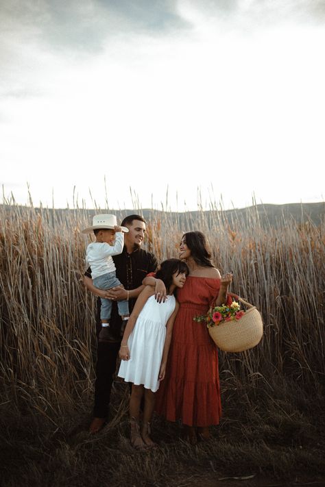 Family Photo Outfits Mexican, Family Aesthetic Mexican, Vintage Family Photoshoot Outfits, Mexican Mom Aesthetic, Hispanic Family Aesthetic, Mexican Family Aesthetic, Mexican Family Pictures, Mexican Photoshoot, Latin Family