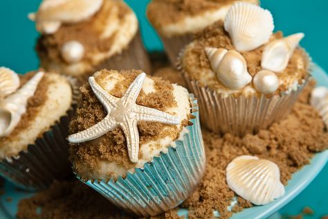 love them! Perfect Vanilla bean cupcakes with pearl shells and starfish! Beach Wedding Cupcakes, Art Cupcakes, Beach Theme Cupcakes, Sea Cupcakes, Beach Cupcakes, Summer Cupcakes, Pretty Cupcakes, Beach Wedding Inspiration, Cupcake Cake