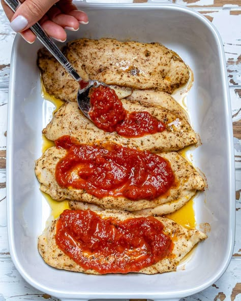 Pizza Chicken Bake for a Crowd Pleasing Low-Carb Dinner Idea! Pizza Chicken Bake, Dinner For A Crowd, Clean Eating Pizza, Pizza Chicken, Clean Eating Salads, Chicken With Italian Seasoning, Clean Eating Chicken, New Pizza, Clean Eating Challenge