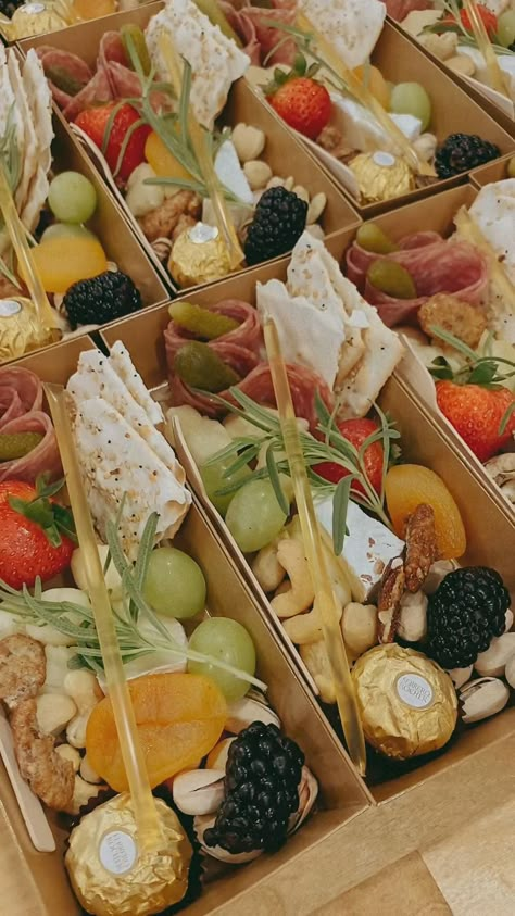 Toothpick Charcuterie Board, Charcuterie Boxes To Go Diy, Wine Charcuterie Board Party, Cheese Board Box Ideas, Personal Charcuterie Boards, Professional Charcuterie Board, Meat Boards Appetizers, Wedding Snack Box Ideas, Charcuterie Packed Lunch