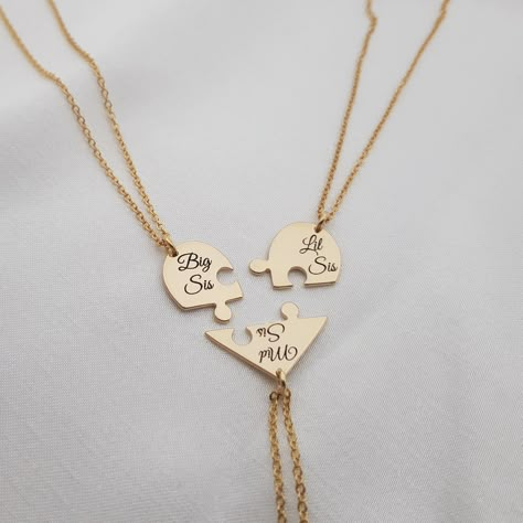 "𝐻𝑜𝓌 𝒯𝑜 𝒪𝓇𝒹𝑒𝓇 - Choose the material. - Choose chain type. 𝐼𝓉𝑒𝓂 𝒟𝑒𝓈𝒸𝓇𝒾𝓅𝓉𝒾𝑜𝓃 Sisters/Best Friends Initial Necklace Set. Pendants dimension: Big Sis - 18*14mm Mid Sis - 24*15mm Lil Sis - 15*18mm Chain length: 16\" + 2\" extension. PLEASE NOTE: Chain type and length is the same for all necklaces. ❤ Set Of Three Necklaces ❤ 𝒪𝓇𝒹𝑒𝓇 𝐻𝒶𝓃𝒹𝓁𝒾𝓃𝑔 𝒯𝒾𝓂𝑒 Order processing time for our items is 3-5 business days, please note it does not include the delivery time. All of o Sister Bracelets For 3, Sisters Necklace For 3 Jewelry, Friend Ship Necklaces For 3, Necklace For 3 Friends, Necklaces For Sisters, Trio Necklace Set, Three Sisters Necklace, Necklace For 3 Best Friends, 3 Best Friend Necklaces