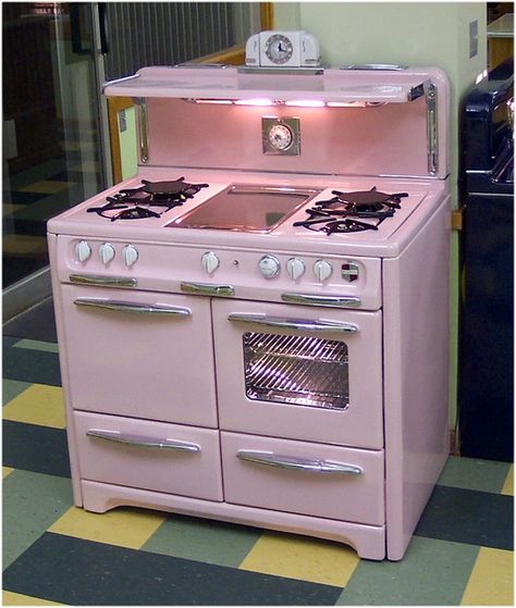 Pink Wedgewood.  I know I would have to fight my mother for this... Old Stove, Retro Appliances, Deco Champetre, Vintage Stoves, Antique Stove, Vintage Appliances, Casa Vintage, Kitchen Stove, Pink Kitchen