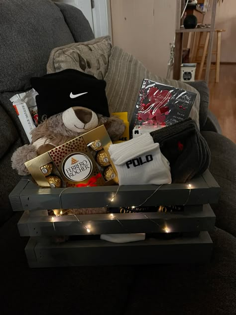 Gift basket ideas for your boyfriend 🙃 Bday Gift Idea For Boyfriend, Christmas Boo Basket For Boyfriend, Cute Burr Baskets For Bf, Gift Basket With Lights, Gift For Your Boyfriend Birthday, Burr Basket For Bf Christmas, Bf Basket Christmas, Boyfriend Gift Ideas Birthday, What Do Get Your Boyfriend For Birthday