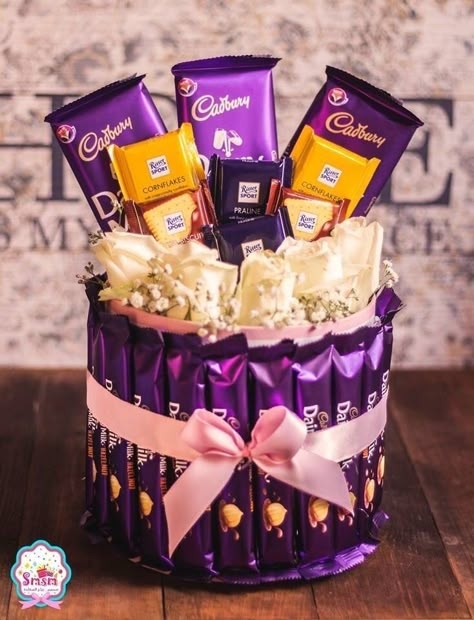 [PaidAd] 22 Chocolate Gift Basket Ideas Creative Hacks You'll Be Glad You Discovered Quickly #chocolategiftbasketideascreative Chocolate Buke Gift, Chocolate Tower Ideas, Money And Chocolate Bouquet, Snack Tower Ideas, Hampers Coklat, Choclate Packing Ideas Gift, Chocolate Tower Hamper, Chocolate Gift Basket Ideas Creative, Money Tower