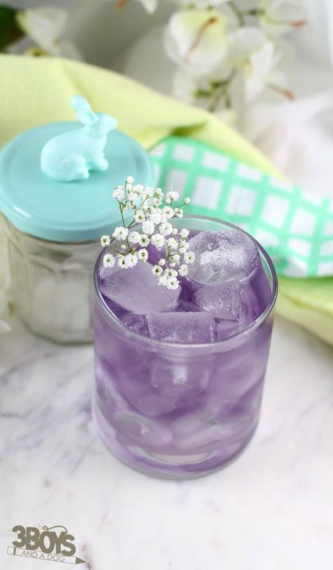 Lavender and Elderflower Mocktail Recipe Elderberry Mocktail Recipe, Lavender Elderflower Cocktail, Floral Mock Tails, Lavender Drink Recipes, Elderflower Mocktail Recipe, Lavender Mocktail Recipe, Pretty Mocktail Recipe, Elderberry Cocktails, Elderflower Drink