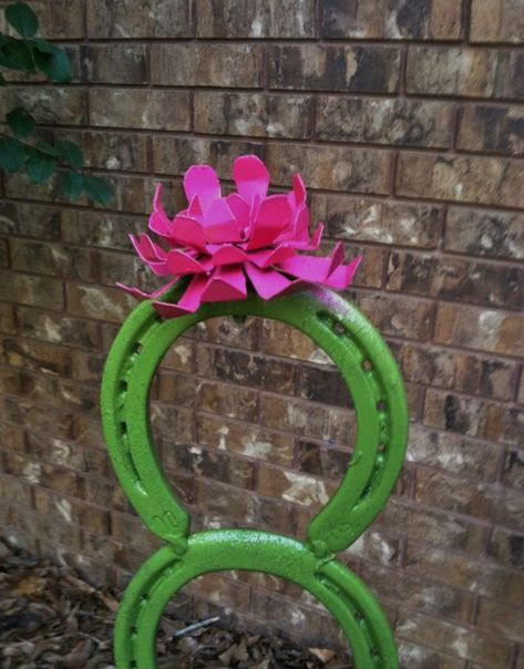 Patio Bohemio, Cactus Yard Art, Cactus Horseshoe, Cactus Yard, Horseshoe Cactus, Doily Decor, Diy Bohemian Decor, Horseshoe Ideas, Diy Bohemian