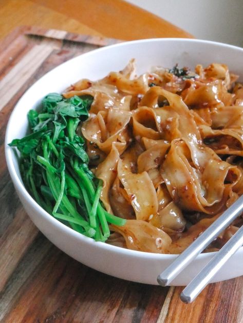 15-Minute Ginger Scallion Chili Oil Noodles - Asia Makes Chili Oil Noodles, Quick Chili, Oil Noodles, Dumpling Sauce, Chili Oil Recipe, Wheat Noodles, Chili Oil, Crushed Garlic, Quick Lunches