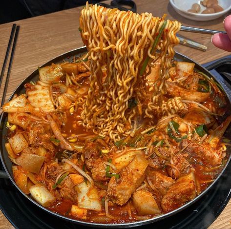 Noodles Aesthetic, Foreign Food, Asian Noodles, Delicacy Food, Yummy Comfort Food, Think Food, Food Drinks Dessert, Food Goals, Recipes From Heaven