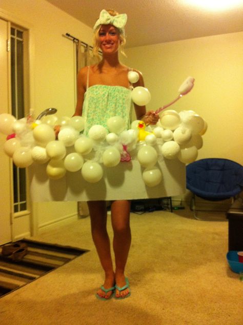 Bathtub Costume, Bubble Bath Costume, Three Legged Race, Boat Parade Ideas, Balloon Costume, Extravagant Costumes, Halloween Fantasia, Parade Ideas, Minnie Mouse Costume