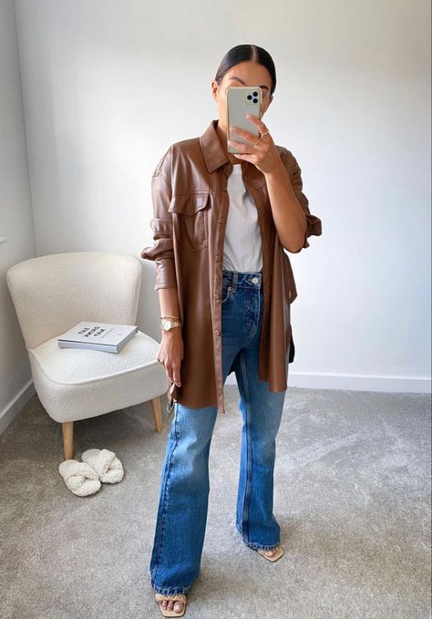 Cream Leather Shirt Outfit, Brown Leather Shacket Outfit, Brown Leather Shirt Outfit, Leather Button Up Shirt Outfit, Leather Shacket Outfit, Leather Shirt Outfit, Mode Dope, Oversized Shirt Outfit, Shacket Outfit