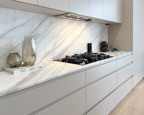 The exceptional beauty of vein-matching Volakas marble from @cdkstone is on full display in this stunning kitchen by @double.a.development Every detail in this charming heritage home has been thoughtfully crafted. In the kitchen, the seamless vein matching across the front and side panels of the island benchtop, splashback, and stove benchtop creates a striking and harmonious visual effect. Our team meticulously aligned each marble slab to create a continuous flow of natural patterns, ens... Volakas Marble, Stone Bench, Natural Patterns, Kitchen Marble, Stunning Kitchens, Marble Slab, Marble Design, Patterns In Nature, Side Panels