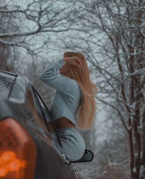 Winter Car Photoshoot, Car Shooting Girl, Car Photography Poses Women, Snow Poses For Instagram, Simple Birthday Photoshoot Ideas, Car Pics Instagram, Car Photoshoot Instagram, Winter Photoshoots, Winter Poses