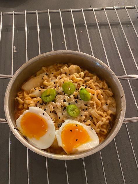 Ramen Breakfast Bowl, Ramen With Egg, Cheese Ramen, Ramen Egg, The Sleepover, Ramen Recipe, Ramen Noodle Recipes, Aesthetic Foods, Egg Recipe