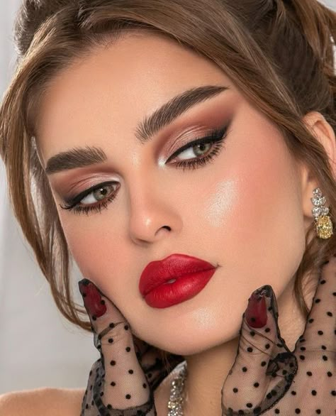 Fall In Love With These Fall Makeup Looks for 2024! - The Catalog Arabic Eye Makeup, Bold Lip Makeup, Makeup Cantik, Red Lips Makeup Look, Party Makeup Looks, Classy Hairstyles, Fall Makeup Looks, Royal Aesthetic, Colorful Eye Makeup