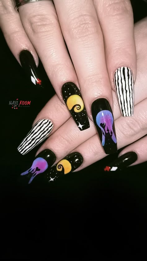 Tnbc Nails, Halloween Nails Tim Burton, Tim Burton Nails Acrylic, Tim Burton Nail Art, Tim Burton Nails, Glitter Nail Paint, Halloween Nail Colors, Nightmare Before Christmas Nails, Festive Nail Art