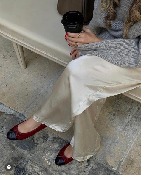 Instagram: @softgoatcashmere - Cinnamon Spark Satin Trousers Outfit Winter, Silk Trousers Outfit Classy, Outfits With Silk Pants, How To Style Satin Pants, Silky Pants Outfit, Silk Trousers Outfit, Satin Trousers Outfit, Beige Trousers Outfit, Silk Pants Outfit