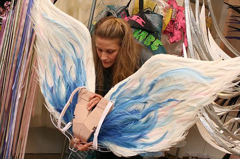 "I wanted to make the harness as small as possible to keep Doutzen’s body showing.” — Killer Inside of victorias secret wing harness Vs Wings, How To Make Wings, Victoria Secret Wings, Victoria Secret Angel Wings, Angel Wings Costume, Diy Wings, Angel Costume, Saint Nicolas, Cosplay Tutorial