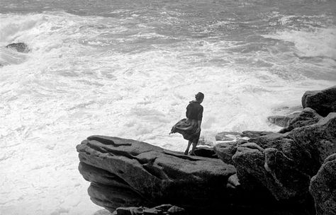 April on Twitter: "Sabine Weiss. Au Bord de la Mer Bretagne, 1954 https://t.co/5QrdRbjeE1" / Twitter Woman By The Sea, Sabine Weiss, Sea Maiden, Mrs Hudson, Dragon Dance, By The Sea, Bald Eagle, The Ocean, The Sea