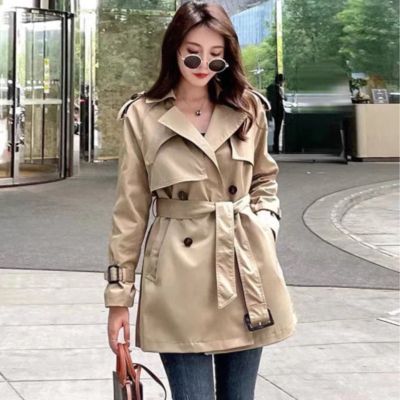 Stylish Coats For Women Winter, Women Short Trench Coat, Short Trench Coat Outfit, Crop Trench Coat, Casual Trench Coat Outfit, Short Trench Coat Women, Fall Blessings, Pinterest Pretty, Crop Coat