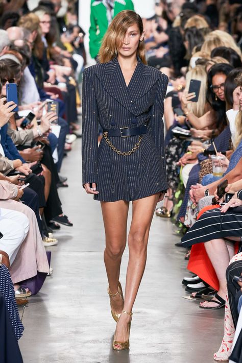 Michael Kors Collection Spring 2020 Menswear Collection - Vogue Michael Kors Collection, Carrie Bradshaw, Mode Inspo, Fashion Show Collection, Fashion 2020, Vogue Paris, Mode Inspiration, Helmut Lang, New York Fashion Week