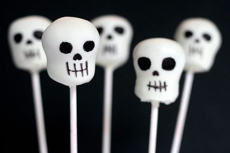 Skull Cake Pops Halloween Cake Pop Recipes, Skeleton Cake, Cute Halloween Cakes, Ghost Cake, Halloween Cake Pops, Movie Cakes, Skull Cake, Purple Candy, Cake Pop Recipe