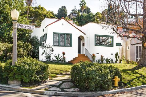 Home Tour: Spanish Bungalow Revitalized 1920s Bungalow Exterior, Spanish Bungalow Exterior, Spanish Bungalow Interior, California Spanish Bungalow, Spanish Ranch Style Homes, Spanish Revival Interior, Spanish Style Home Interior, Modern Spanish Home, 1920s Bungalow