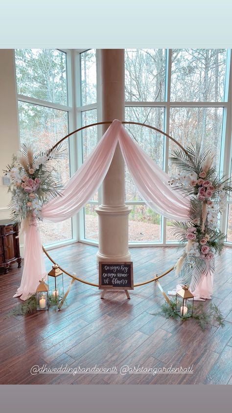 Large Hoop Wedding Backdrop, Quinceanera Arch Ideas, Round Backdrop Ideas, Circle Arch Backdrop, Diy Wedding Backdrop, Wedding Backdrop Design, Arch Decoration, Wedding Backdrop Decorations, Wedding Arch Flowers