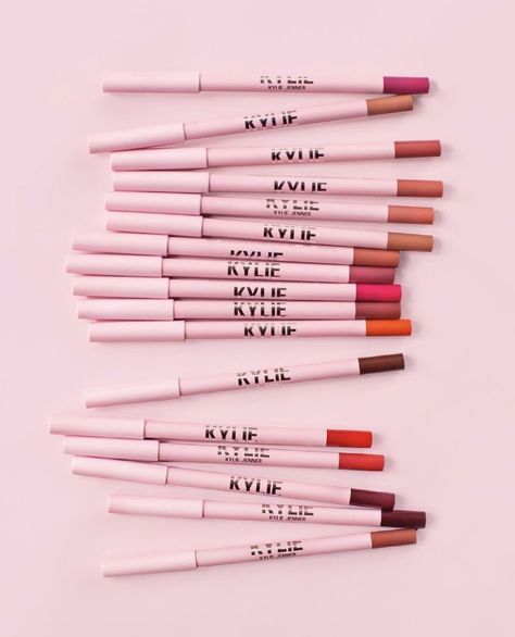 Kylie Jenner Makeup Collection, Kyle Cosmetics, Kily Jenner, Fourth Ray Beauty, Trajes Kylie Jenner, Lip Liner Set, Kylie Lips, Kylie Lip Kit, Makeup Eyeshadow Palette