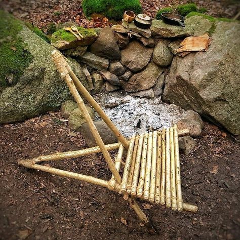 Christmas Balcony, Bushcraft Shelter, Apartment Christmas, Bushcraft Skills, Beach Hacks Clever Ideas, Beach Hacks Kids, Back Porch Ideas Covered Farmhouse, Apartment Modern, Bamboo Art