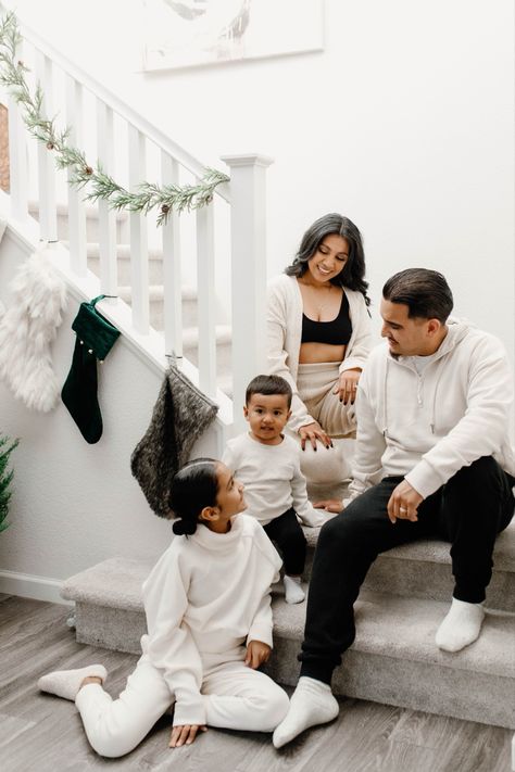 Family in-home photoshoot during Christmas. Rocio Rivera Photography Xmas Photoshoot Ideas Family Portraits, Home Family Photoshoot, Xmas Photoshoot, Diy Photoshoot, Family Holiday Pictures, Photoshoot Christmas, Christmas Session, Christmas Staircase, Home Photo Shoots