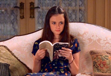 rory gilmore gilmore girls outfit rory gilmore reading book school yale harvard friday night dinner Rory Gilmore Reading, Based On Your Zodiac Sign, Rory Gilmore, Gilmore Girls, Romance Books, Book Recommendations, Zodiac Sign, Reading