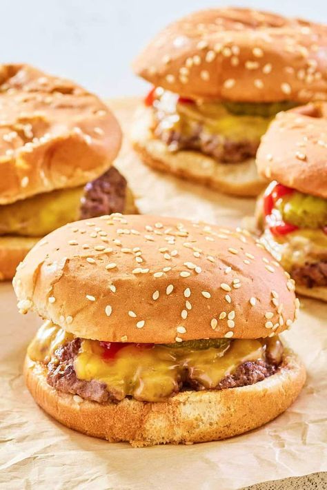 Burger King Cheeseburger Burger King Recipes, Burger King Copycat, Butter Burger Recipe, Homemade Hamburger Patties, Butter Burger, Baked Corned Beef, Cheese Pickles, Ground Beef Casseroles, Butter Burgers