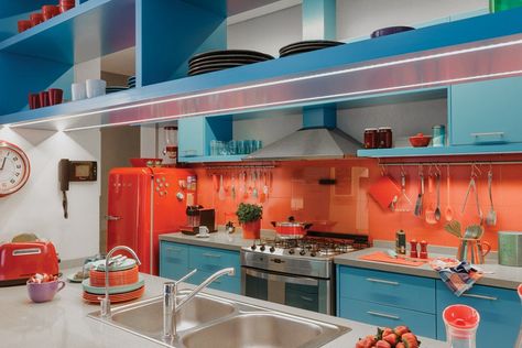 Blue and Orange Kitchen Idea Blue Orange Kitchen, Mid Century Modern Kitchen Cabinets, Colorful Kitchens, Yellow Kitchen Designs, Vibrant Kitchen, Best Kitchen Colors, Orange Theme, Teal Kitchen, Simple Kitchen Design