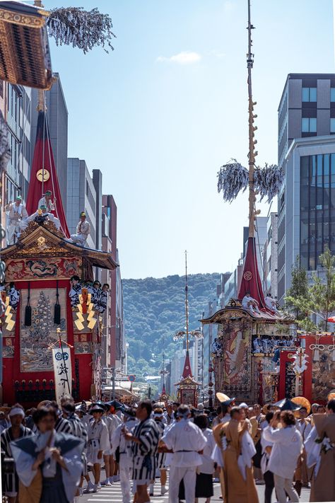 An Inside Look at Kyotoâ€™s Gion Matsuri, One of Japanâ€™s Most Famous Festivals Bon Festival Japan, Japan Spring Festival, Hanami Festival, Natsu Matsuri Festivals, Gion Matsuri, Gion Festival, Gion Matsuri Festival, Matsuri Festival, Construction Process