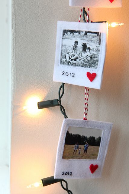 Polaroid Christmas Ornament, Polaroid Christmas, Diy Photo Ornaments, Marco Polaroid, Christmas Ornament Diy, A Simple Christmas, Picture Frame Ornaments, Picture Ornaments, Diy Christmas Tree Ornaments