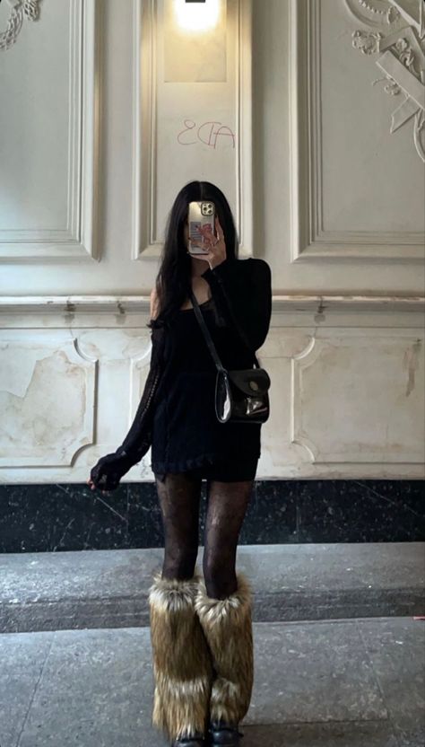 girl brunette teenager style fit outfit moon boots inspo black y2k berlin vibe mirror selfie Make Me Up, Fashion Outfits, Outfit Inspo, Clothes