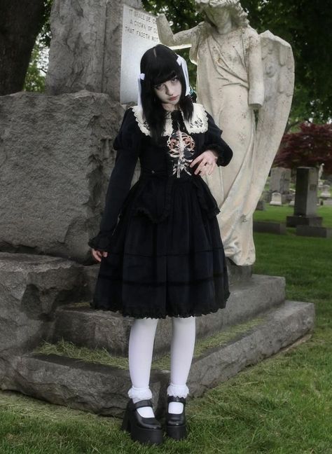 Egl Fashion Gothic, Moody Margaret, Morute Outfits, Creepy Coquette, Morute Core, Dollcore Outfits, Kodona Fashion, Graveyard Girl, Girly Goth