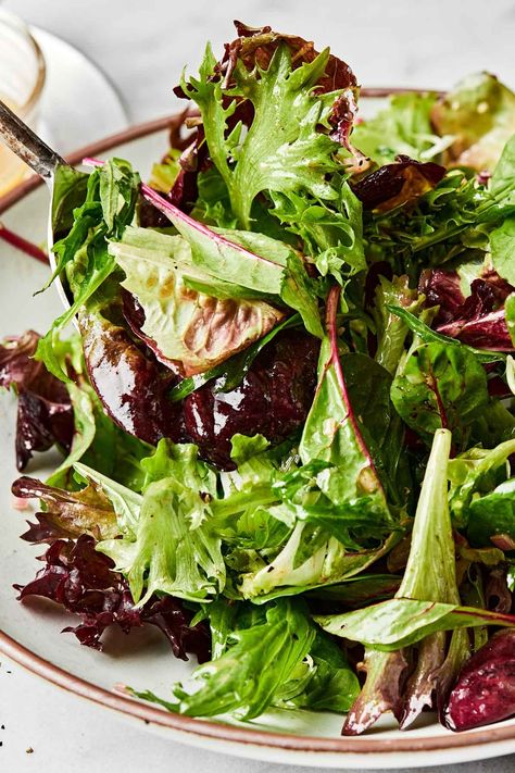 This Fresh Mixed Greens Side Salad is so easy to make but tastes anything but basic! Simply toss your favorite leafy mixed greens with a bright & punchy red wine vinaigrette – a palette-cleansing combo inspired by the classic French bistro salad. The result is a perfect light & fresh side salad for pasta, steak, salmon, & so much more! #mixedgreenssalad #mixedgreensrecipe #sidesalad #sidesaladrecipes #saladrecipes #sidedishes #bistrofood #easyhealthyrecipes Simple Greens Salad, French Green Salad, Side Salad For Pasta, Side Salad For Steak, Salad For Steak, Mixed Green Salad Recipes, Leafy Green Salad Recipes, French Bistro Salad, Mixed Greens Recipe