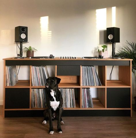 Tom Gozlan on Instagram: "DJ booth sur mesure Bois latté chêne MDF noir" Dj Furniture Home, Living Room Dj Setup, Dj Desk Design, Dj Corner At Home, Dj Desk Ideas, Dj Decks Dj Setup, Dj Living Room, Dj Room Ideas, Vinyl Set Up