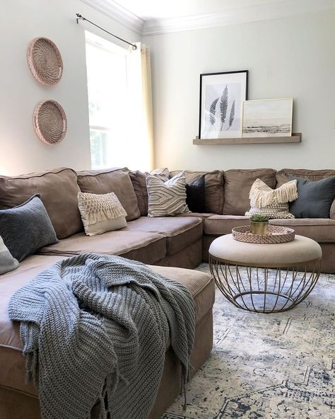 Brown Sectional Living Room, Tan Couch Living Room, Brown Couch Decor, Beige Walls Bedroom, Sectional Living Room Decor, Dark Brown Couch Living Room, Grey And Brown Living Room, Brown And Blue Living Room, Tan Living Room