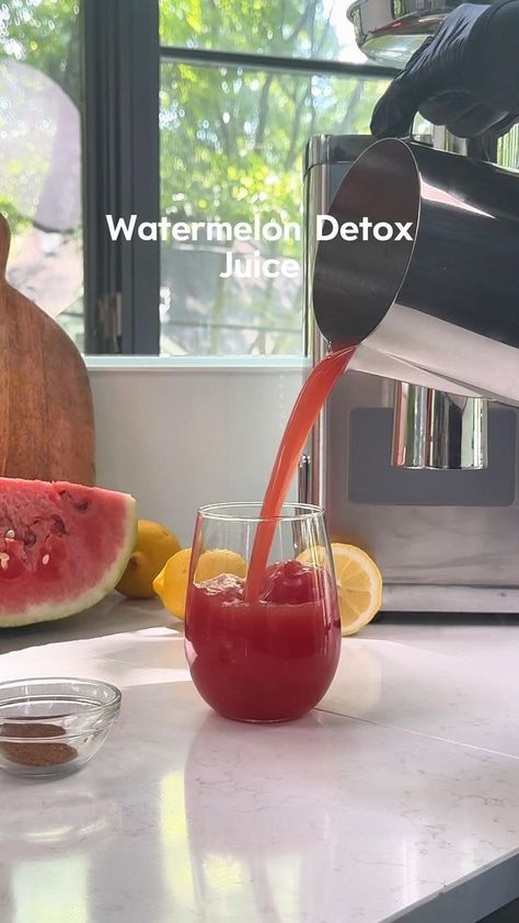 Watermelon Detox Juice #juicerecipe #detoxjuicerecipes #watermelondetoxjuice #juicecleanse #weightlossjuice Wellness Juice, Body Detox Drinks, Health Meal Plan, Healthy Juicer Recipes, Juicy Juice, Drink Recipes Nonalcoholic, Natural Detox Drinks, Juicer Recipes, Healthy Juice Recipes