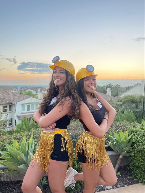 Costumes For Best Friends Duo, Pretty Halloween Costumes Duo, Duo Halloween Costumes Party, Good Digger Halloween Costume, Gold Digger Outfit, Duo Friend Halloween Costumes, Costume Ideas For 3 Friends, Duo Costume Ideas Best Friends, Gold Digger Costume