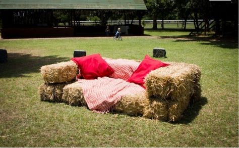 Hay Bale Sofa. You could use elegant pillows and soft fabrics. Put a few around the venue for people to lounge.  Rustic.Woodland Wedding.Organic.Creative Hay Bale Wedding, Hay Bale Seating, Wild West Party, Bonfire Party, Country Party, Deco Champetre, Barn Parties, Elegant Pillow, Western Parties