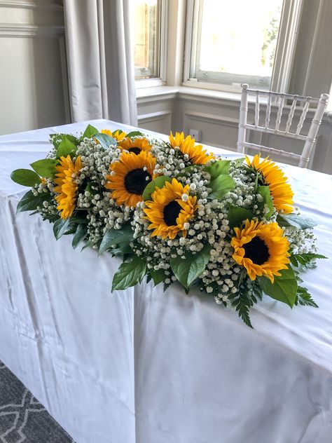 Fall Sunflower Weddings, Sunflower Wedding Centerpieces, Wedding Flowers Gypsophila, Top Table Flowers, Sunflower Table, Wedding Top Table, Sunflower Wedding Decorations, Rustic Sunflower Wedding, Sunflower Centerpieces