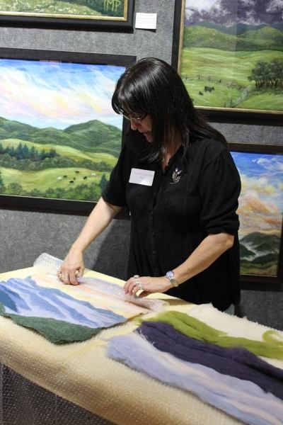 Felted Landscapes Tutorial, Felt Pictures How To Make, Felting Landscapes, Living Felt, Felt Landscapes, Felted Landscapes, Tovad Ull, Felt Wall Hanging, Wet Felting Projects