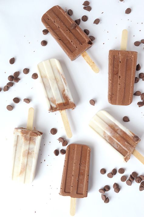 Alice and LoisHealthy Chocolate and Vanilla Popsicle Recipe Easy Chocolate Popsicle Recipes, Chocolate Pudding Popsicles, Popsicle Chocolate, Chocolate Fudge Popsicles, Healthy Chocolate Popsicles, Creamy Chocolate Popsicles, Chocolate Popsicle Recipes, Fudgesicle Recipe, Chocolate Popsicles