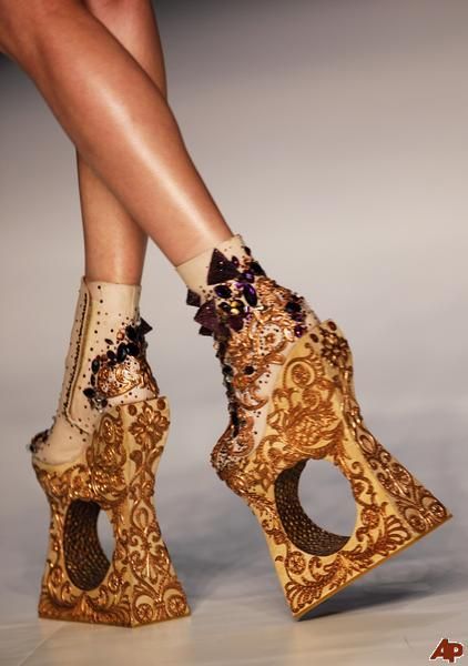 Funny Shoes, Guo Pei, Creative Shoes, Ugly Shoes, Style Guru, Funky Shoes, Couture Shoes, Unique Shoes, Shoe Art